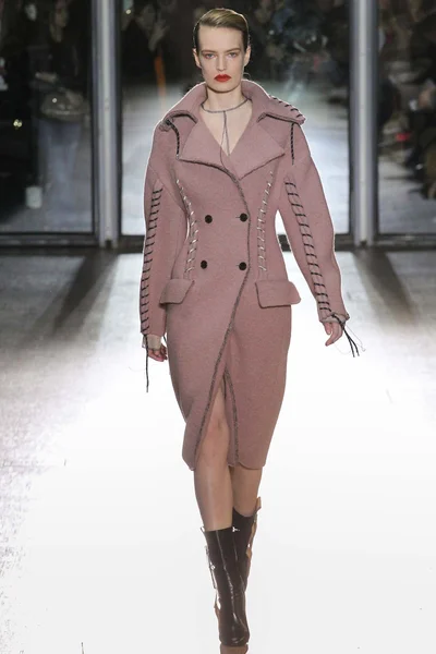 Look 16